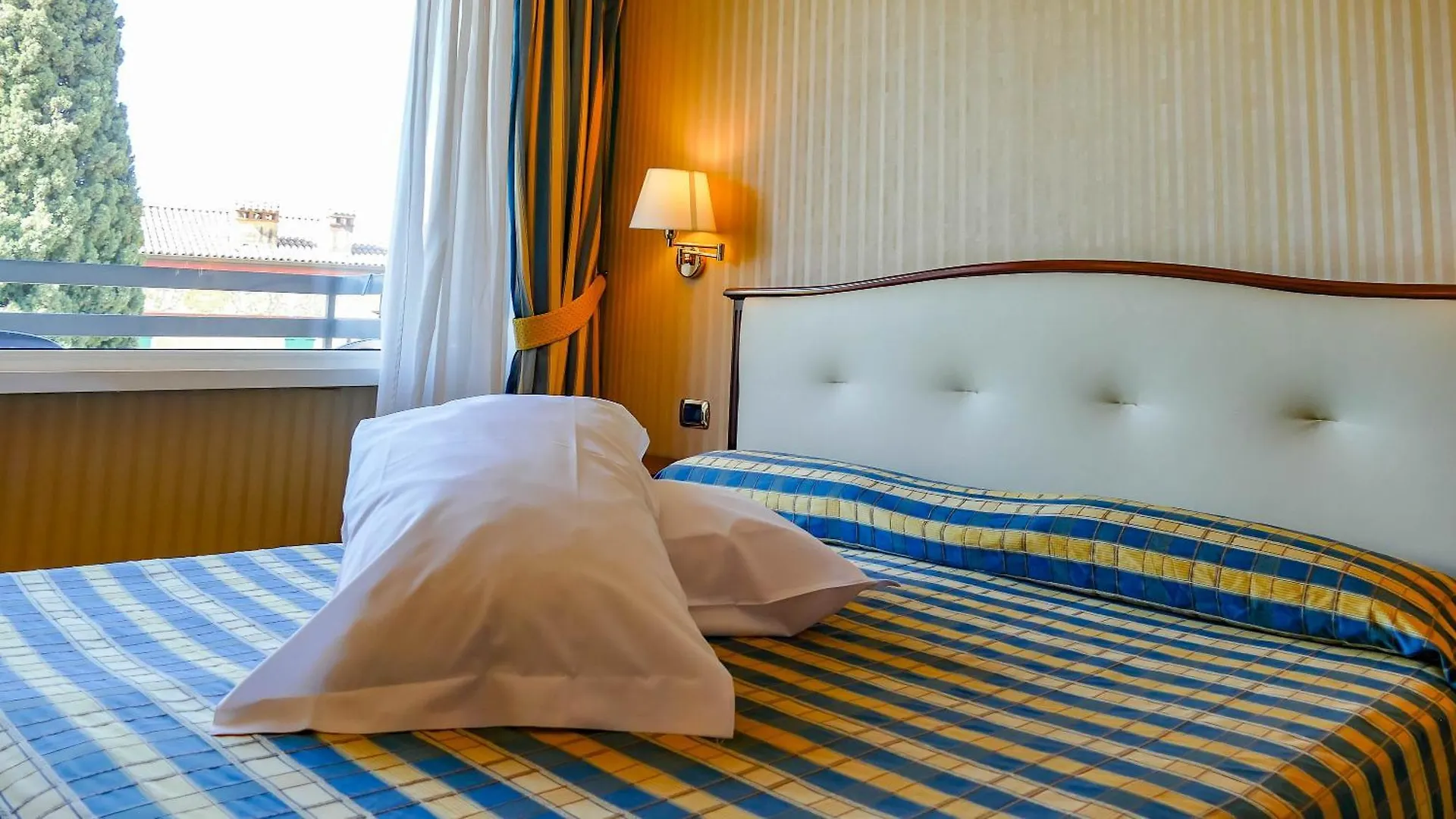 Hotel Benaco Garda ***S 3*, Garda (Verona) Italien